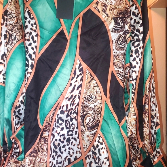 FHQ Collection Green Satin Print Blouse - Picture 4 of 4